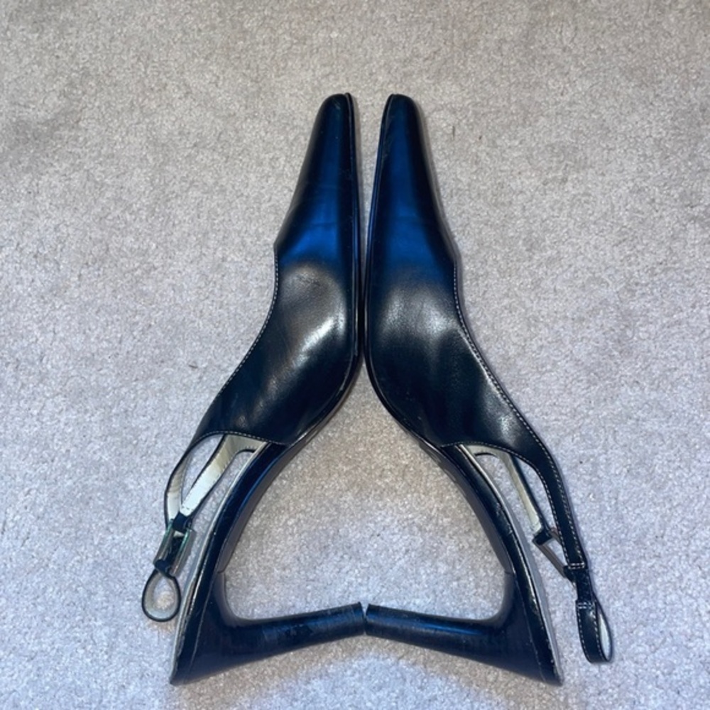 Apostrophe black leather pump with light stitching.